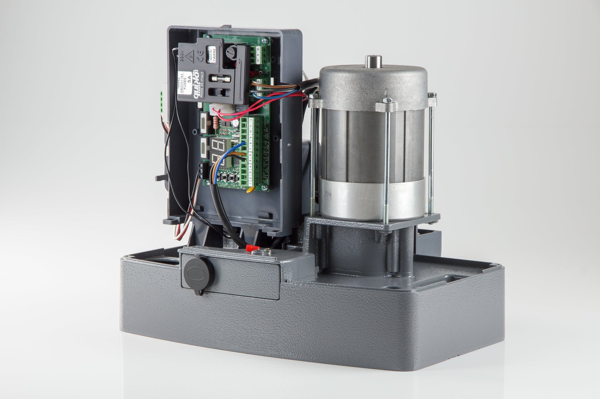 quiko moovy 2000kg 230v heavyduty sliding gate motor with control panel and sturdy design