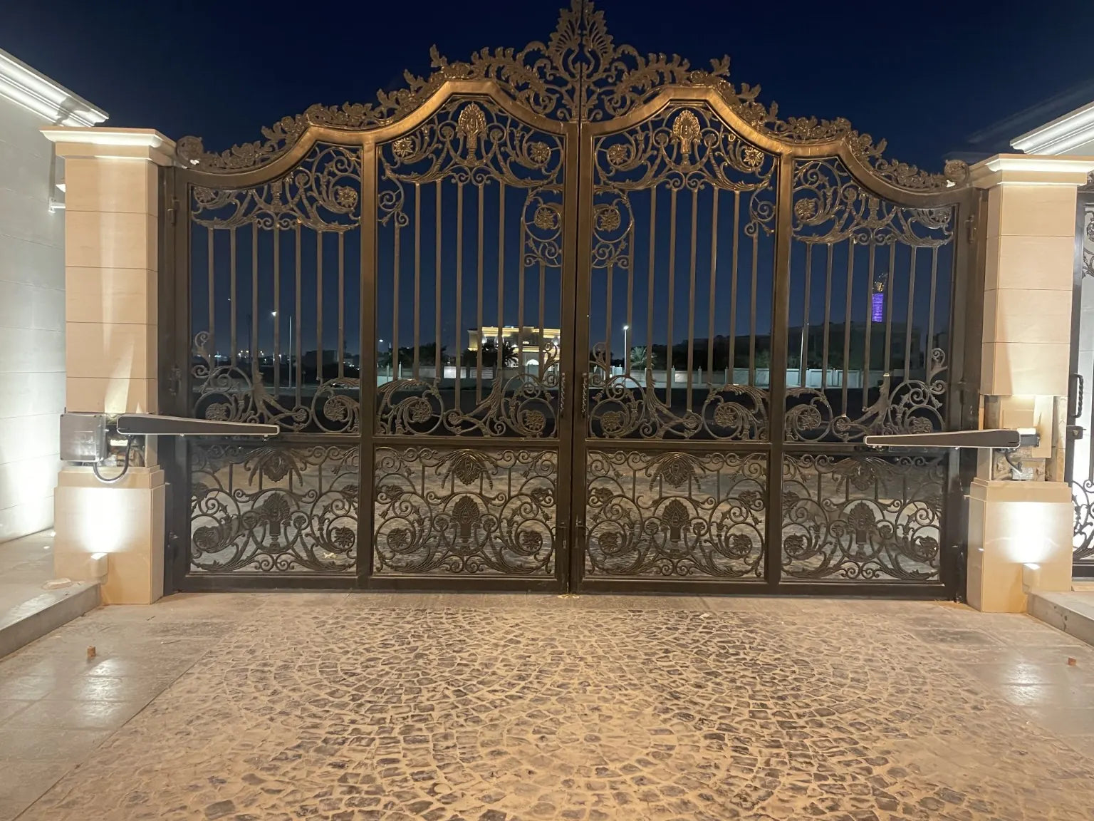 Comunello Abacus swing gate automation installation in Qatar